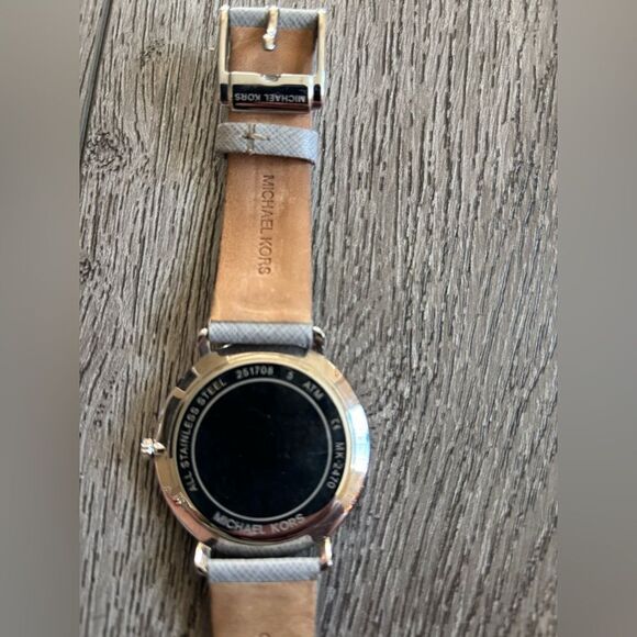 Michael Kors woman’s Elegant Silver Watch used in good condition - Picture 4 of 4